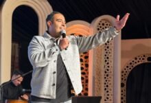 محمد عدوية يتألق في سهرة رمضانية ويشعل الأجواء بأغاني والده