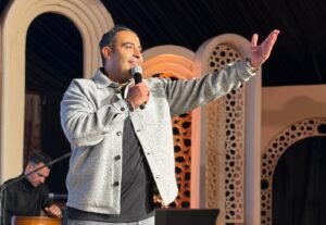 محمد عدوية يتألق في سهرة رمضانية ويشعل الأجواء بأغاني والده